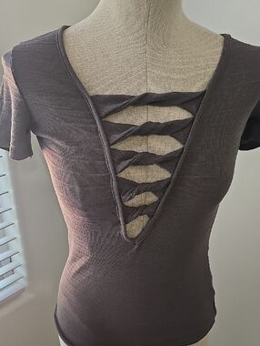 Twisted Front Deep V Tee - Gray